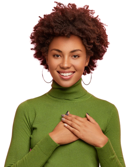 Mulher negra usando moleton verde e sorrindo